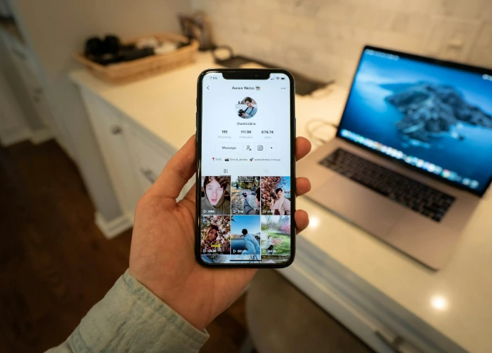 social media content smartphone